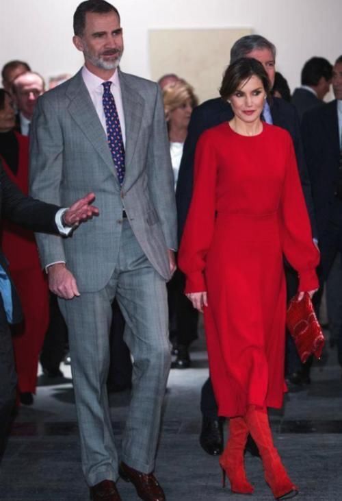 莱蒂齐亚|西班牙王后一身中国红“踩针”出街,好身材藏不住,气质没话说