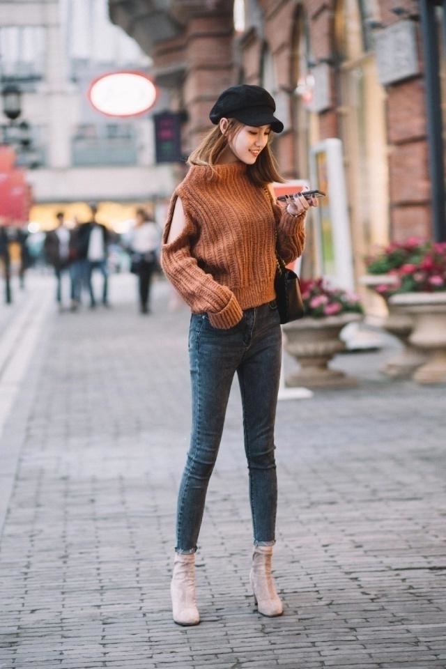 路人街拍,小姐姐穿着一件短款的吊带背心,显得更加的迷人