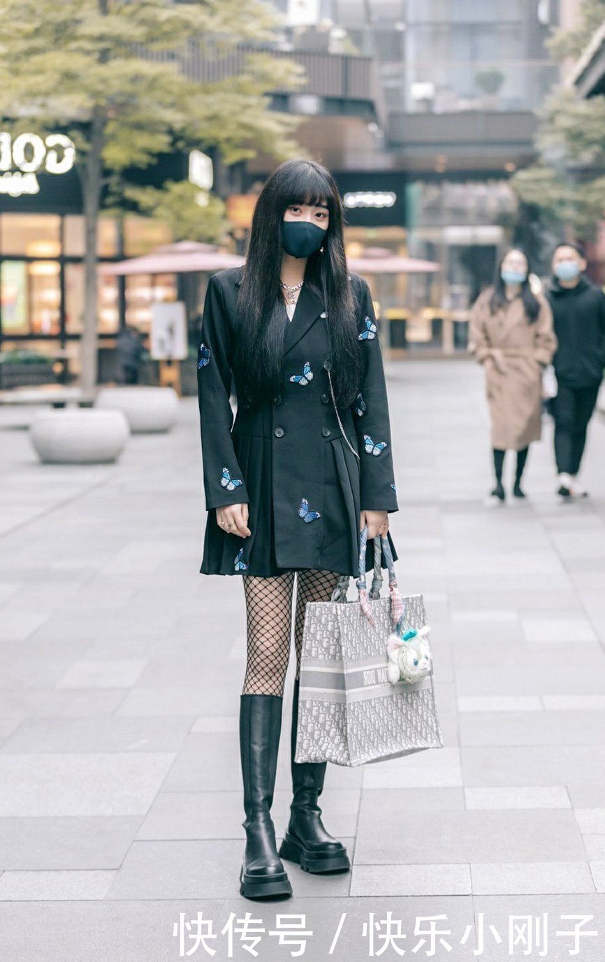 用包包打造轻松随性的效果，你会发现意外的好看，试试看