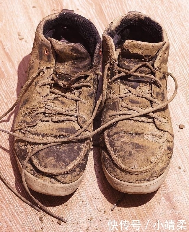 买鞋子的时候,若你穿这两双鞋出门,“导购员”一般不会理你!