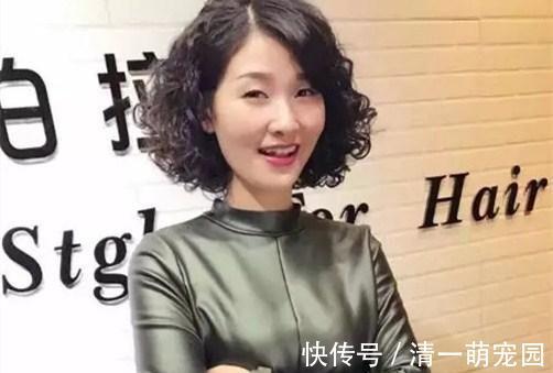 短发|五六十岁的女人,别总烫盖半耳短发,试试露耳小爆卷,减龄又洋气