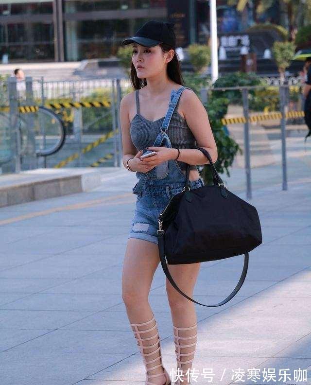 搭配 “凹凸感”十足的紧身打底裤,修身塑形不含糊,时髦显瘦又减龄