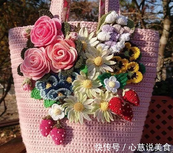 包包$55款超美的钩花包包,只要会钩不同的花,拼缝在一起,就能做出
