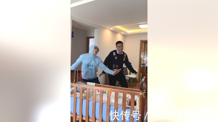 宝宝|两位舅舅探望刚出生的宝宝,见到她之后,接下来的动作让人笑不停