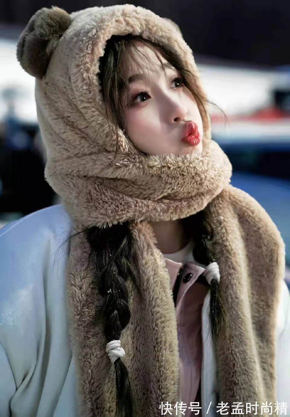 可爱 虞书欣太可爱了,穿白色羽绒服配一体小熊围巾帽,减龄又时尚