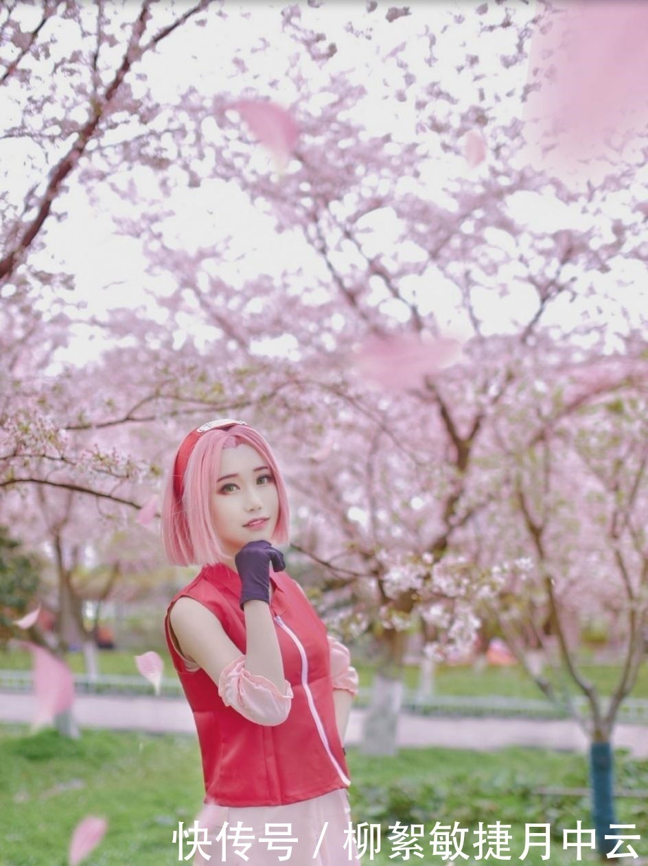 小姐姐|樱花雨中的春野樱,绿瞳红眉粉毛心动还原,木叶女神再现三次元