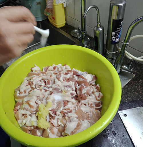 米粉|五花肉晒干后,比腊肉还好吃,冬天蒸着吃,味道太赞了