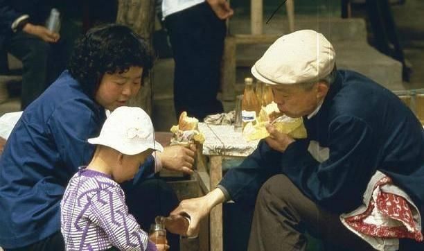 孩子|奶奶“你总来我家吃饭，不害羞吗”，孩子一句话爸爸险些喷饭