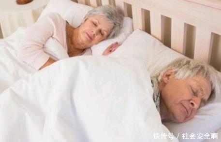 女人50岁绝经,并不是坏事,绝经后,2个问题会慢慢“溜走”