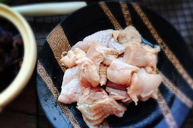 炖鸡汤时，牢记“1泡1放2不放”，炖出来的鸡汤汤鲜肉嫩没腥味