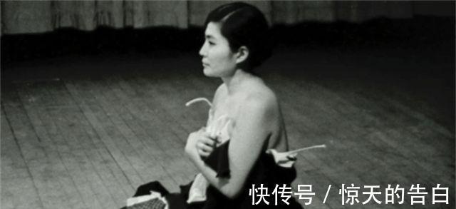 日本&日本女艺术家把剪刀交给观众,任其剪碎衣物,直到身上一丝不挂