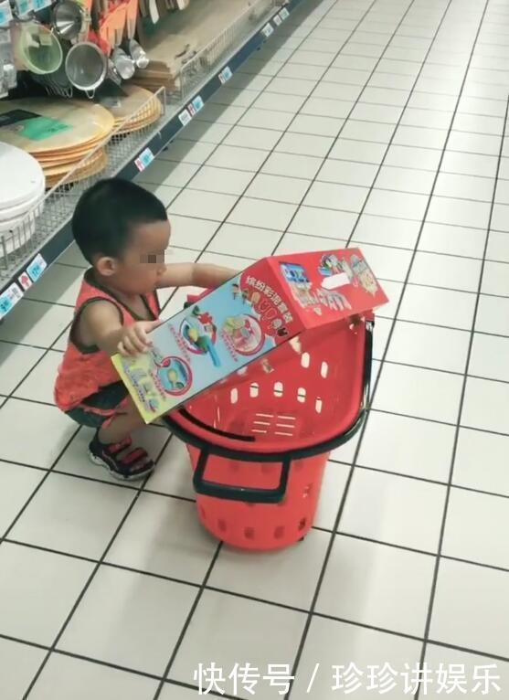 儿子|妈妈带四岁儿子买玩具，销售员看到就跑，旁边人却大赞，教育高手