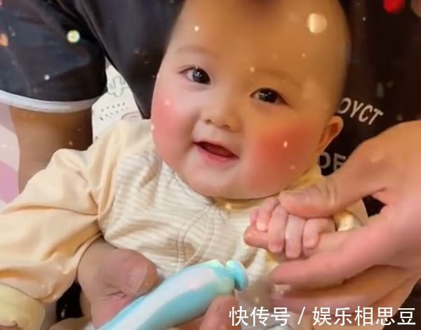 孩子|萌娃窝在爸爸怀里,被小心翼翼地剪指甲火了,网友:是年画娃娃吧