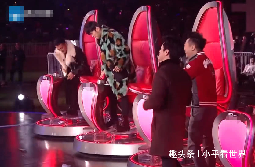 总冠军|《好声音》李健老师夺冠，哈林主动上前握手致意，谁注意他的表情