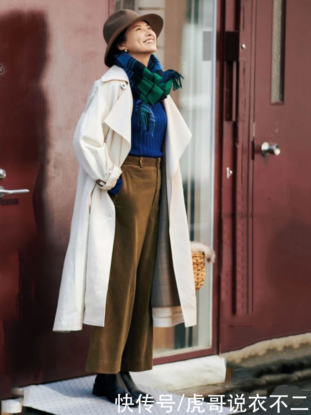 大衣配高领毛衣太普通？那是你没穿对，这么穿优雅实用又时尚