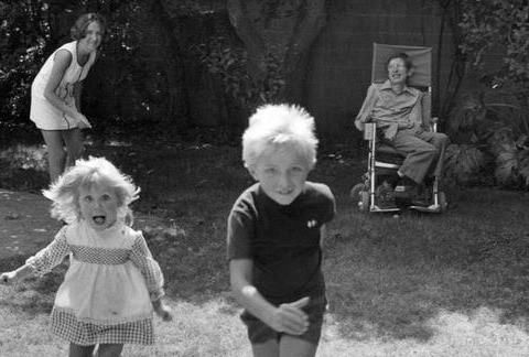 轮椅 霍金：21岁患病，坐了50年轮椅，有过两次婚姻，生了3个优秀孩子