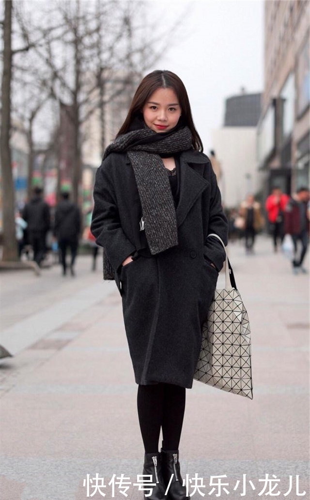 时尚穿搭,小姐姐身上穿的这件针织衫,还带有一丝的小性感