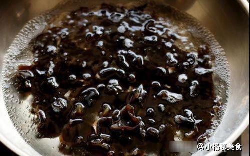 味道|炒木耳时，“噼啪炸锅”真吓人！多加这1步，既不炸锅味道更好！