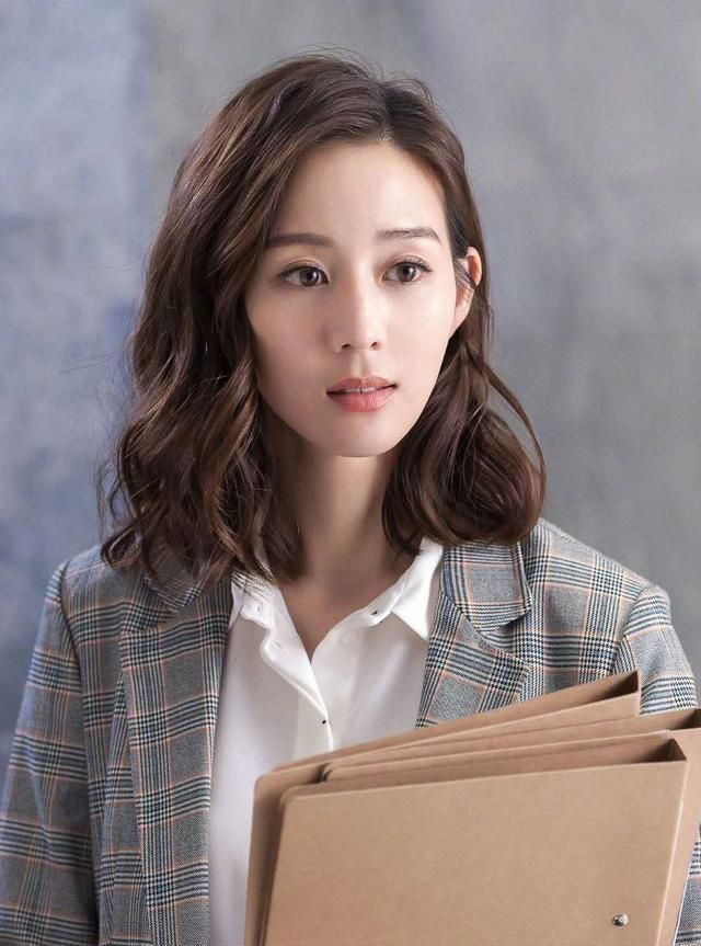 适合五十岁女人的减龄发型，时尚洋气又接地气，好打理又有女人味