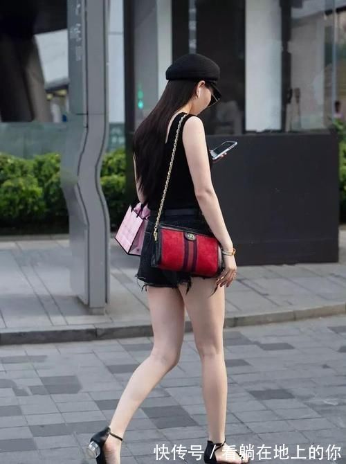 白色 白色性感长袖搭配黑色经典打底裤,满满的女性味道,时尚还是休闲