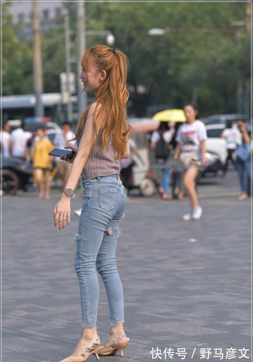 红色高跟鞋|美女穿搭:灰色粉红色的细针织与轻牛仔裤,纯净优雅,光滑浪漫