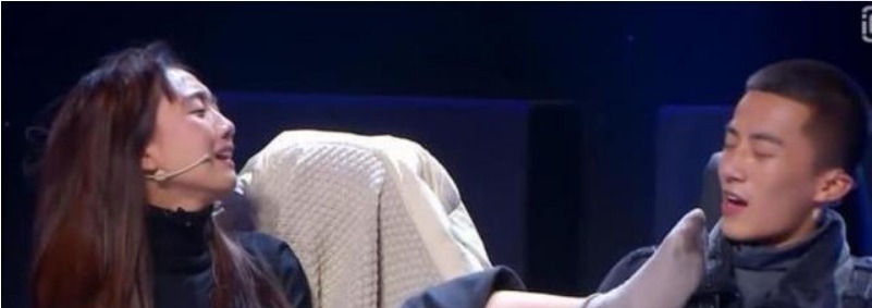 男演员|女演员现场失控，为表演真实猛踹男演员脑袋，何炅全程黑脸观看