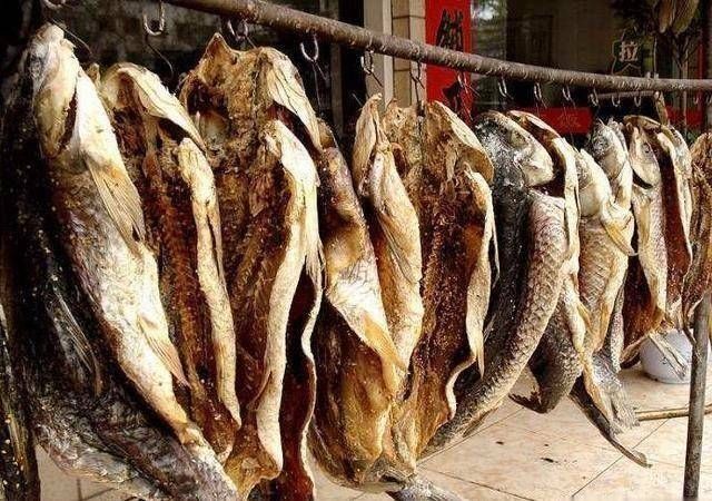 腌制|菜市场卖剩下的“死鱼”,都到哪儿去了鱼贩们的方式,让人佩服