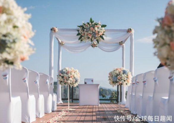 新娘|美国新娘控诉继母抢风头，有意穿着白色蕾丝裙参加她的婚礼