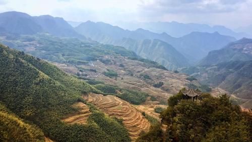 浙江一处受欢迎的景点，集险峰、瀑布、竹林、湿地于一体