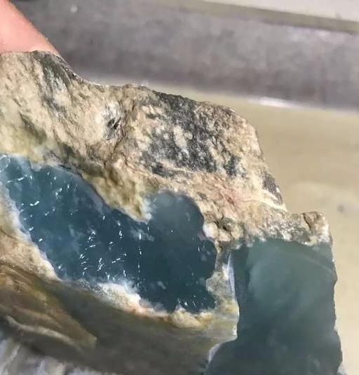 石木|翡翠原石木那白黄沙皮原料,切开后震惊了