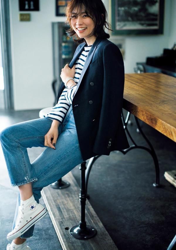 30＋的女性春季别总穿风衣！试试“西装＋T恤”穿法，简单又不落伍