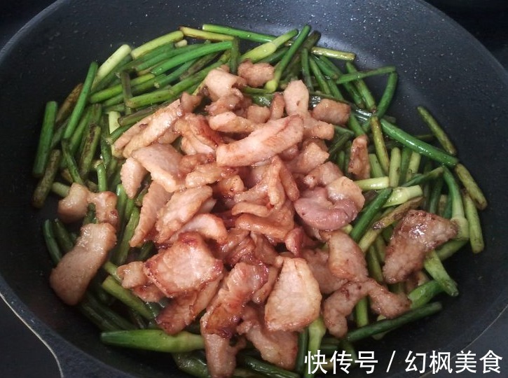 腊肠|炒蒜苔时，最怕直接下锅，学会一妙招，蒜苔翠绿不发黄，也入味