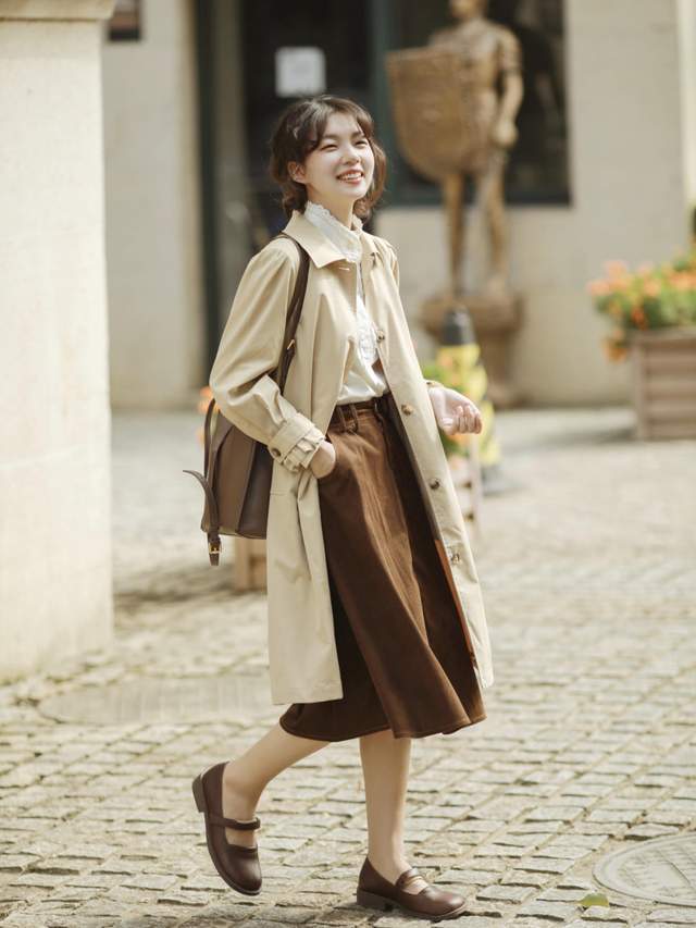 穿搭|秋天不知道该穿什么外套?这4件风衣就够了,适合30岁的女人借鉴