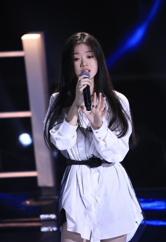 她是《中国好声音》冠军热门人选，18岁单依纯唱哭观众，颜值惊艳