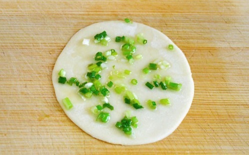 懒人葱油饼的做法,不用和面,10分钟搞定,酥脆喷香,简单超好吃