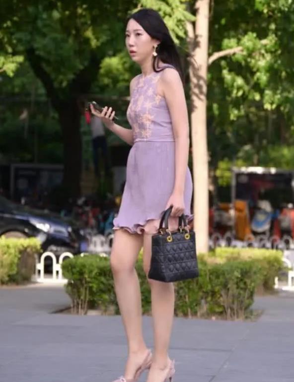 街拍：气度不错的时尚辣妈，淡紫色连衣裙美观舒适