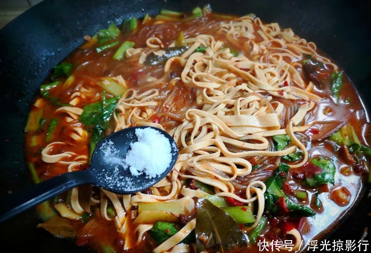  美味|3张豆腐皮1把粉条，简单做一锅，鲜香美味，连汤汁都不剩！