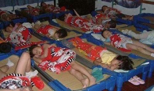 裙子|幼儿园发孩子午睡照,宝妈看完该反思了,这些衣服还敢给孩子买吗