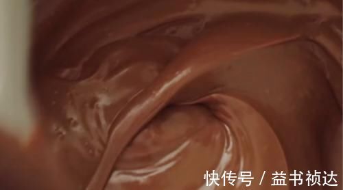 巧克力糯米糍，浓郁巧克力酱包裹软弹糯米糍，香甜可口