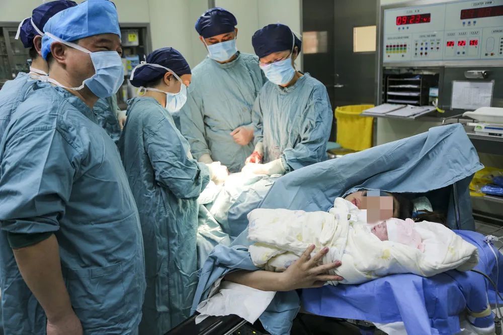 小英|中南大学湘雅二医院成功完成国内首例心肺联合移植患者分娩