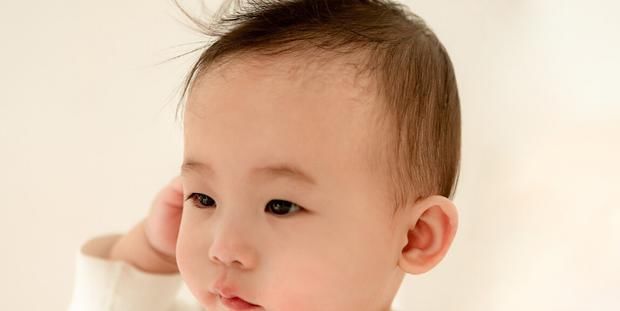 为什么宝宝经常抓耳朵？原因和解决方法，新手父母要知道