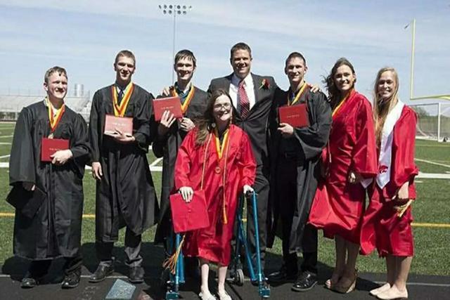 家庭|23年前首例7胞胎家庭:每天用42瓶奶粉,52张尿布,如今各个出众