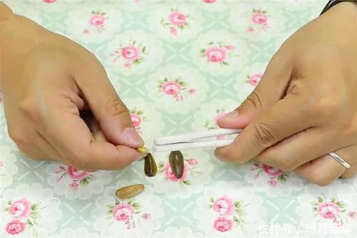 作用|今天才知道,两个废旧牙刷绑一起,作用真是厉害,不学实在太亏了