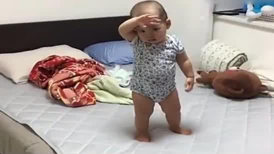 人精|宝宝想让妈妈哄着睡觉,不惜这样做,简直就是人精!