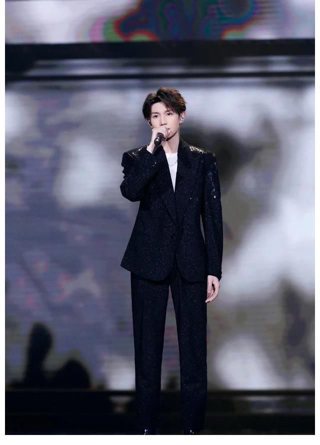 原创|Z世代原创音乐领军人王源，用一场场精彩的舞台表演，征服了观众