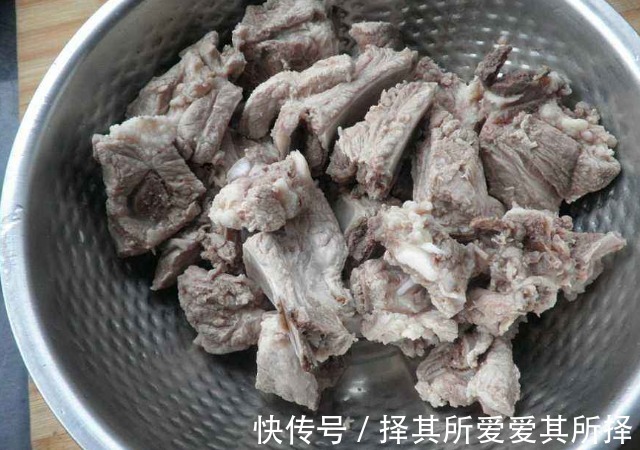排骨焯水时，水必须用对，不然排骨又柴又腥，浪费钱还影响心情
