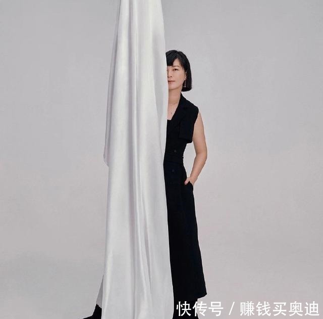 穿搭|杜华也拍时尚画报了!短发+红裙高级又干练,皮肤保养得相当不错!