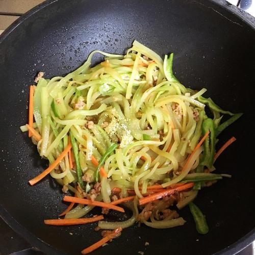 肉末莴笋丝，简单快手，脆嫩下饭