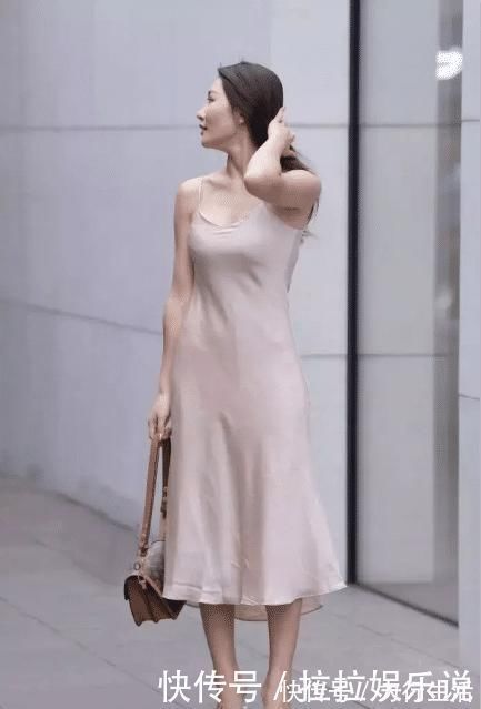 洒脱 裙子美女好开朗,逛街都喜欢打招呼,不显得累吗