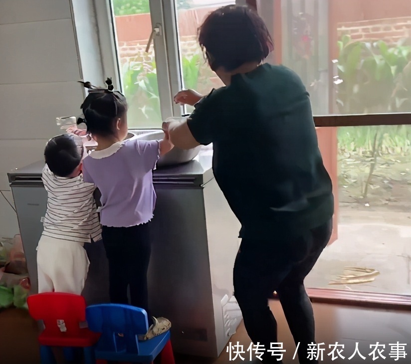 干饭|把猪油当冰淇淋,内蒙古俩小“干饭人”的神操作,让奶奶哭笑不得